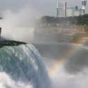 Niagarské vodopády (jedna časť), vľavo príroda = USA, vpravo domy = Kanada... Inak väčšinou je to opačne... :)

Potom je ešte jedna väčšia, krajšia časť niagarských, ale tam sa nedalo fotiť, lebo strašne pršala voda z vodopádov a celí sme boli mokrí :D 