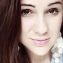 Hej, Ty! Áno, Ty. Prestaň byť zo seba nešťastný. Si perfektný. Prestaň si želať, aby si vyzeral ako niekto iný, alebo bol niekým, koho majú ľudia radšej. Prestaň sa snažiť o pozornosť tých čo Ťa zraňujú. Maj rád svoje telo, svoju tvár, svoju osobnosť... B