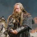Stellan Skarsgård ako náčelník Sasov Cerdic (