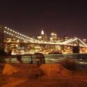 NY, Nočný pohľad na Manhattan z Brooklynu