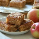 Maďarský jablkový koláč
Prísady:
260 g múky polohrubej
320 g detskej krupice
360 g cukru
1 prášok do pečiva
1 lyžička škorice
15 jabĺk
240 g masla
Postup:
V samostatnej miske zmiešajte múku, krupicu, cukor, prášok do pečiva a škoricu. Jablká, očistite a n