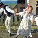 Život členiek folklórnych súborov na veľkonočný pondelok, väčšina sa cíti urazená ako nie sú poriadne ...