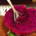 Dragon fruit - jedno z mojich najoblubenejsich ovoci. Chuti ako kiwi, ale je podstatne vacsie a jednoduchsie sa je.