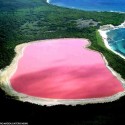 Ružove jazero v Australii, Lake Hillier.
A nie je to photoshop https://www.google.sk/search?q=lake+hillier&hl=sk&tbo=d&source=lnms&tbm=isch&sa=X&ei=LsGvUNrULc_AswaLqIHgDw&sqi=2&ved=0CAQQ_AUoAA&biw=1366&bih=683