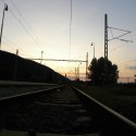 do koľajnice (!)