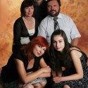 Otrasne vyretušovaná a ešte otrasnejšie ateliérová rodinná fotka, ktorú si vyžiadala moja mama :((