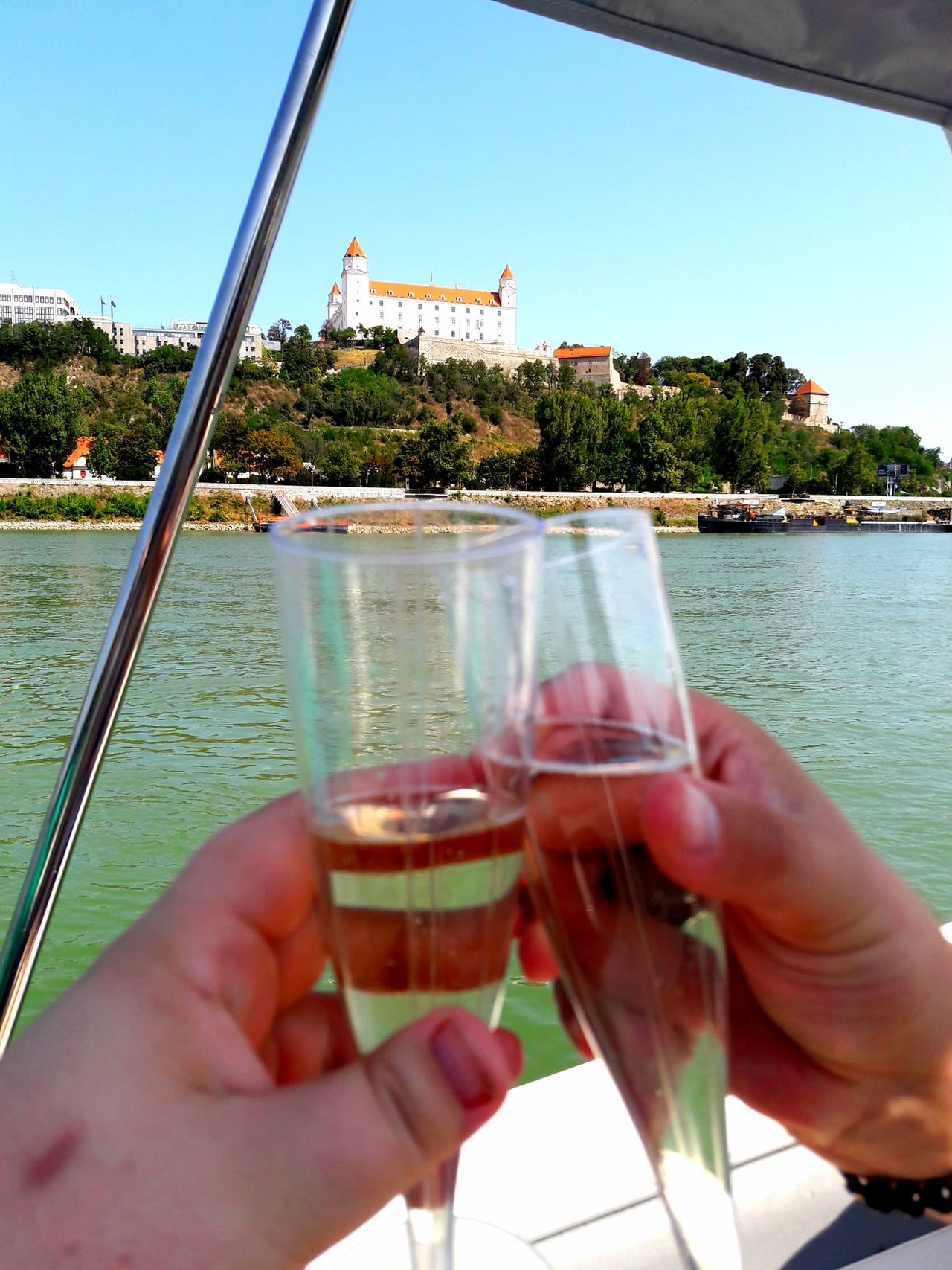 Dnešok na jednotku. Raňajky u Rannô Ptáča. Plavba po Dunaji a obed v Re:fresher. Káva v Mondieu a zmrzlina v Arthurovi. Dokonalý deň s dokonalými ľuďmi.