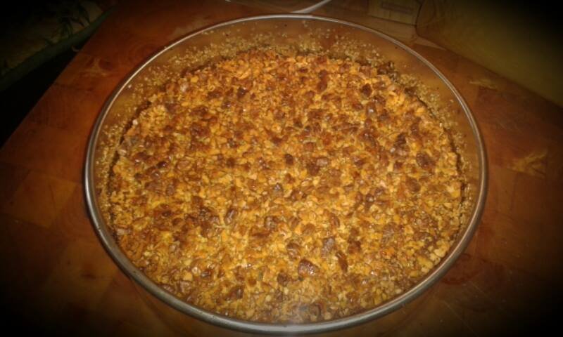moja sestricka napiekla svoj prvy kolac :) bez muky, cukru, s orechami, kokosom, ovocim a tak :) nom nom nom
