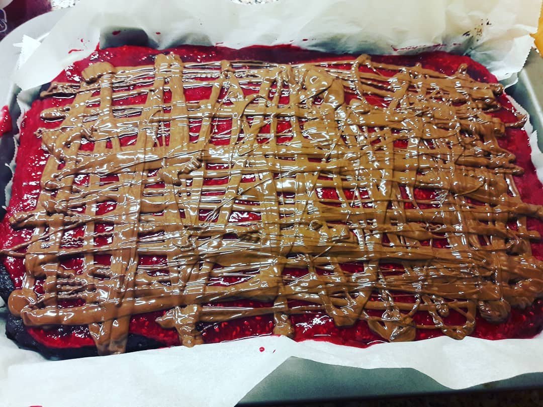 Poke Brownie s malinami.... strasne perfektna vec! som na seba hrda