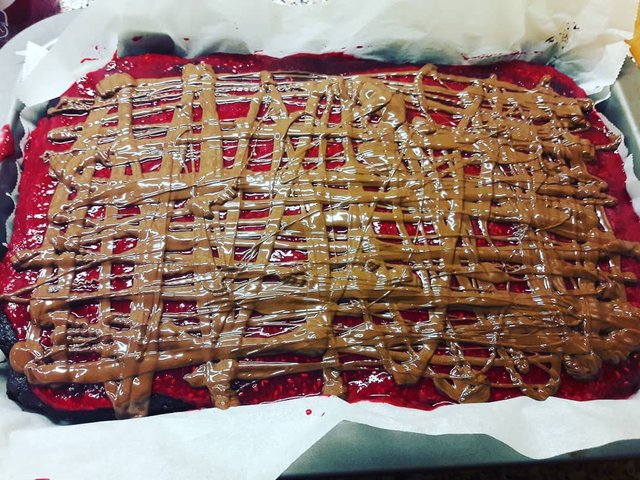 Poke Brownie s malinami.... strasne perfektna vec! som na seba hrda