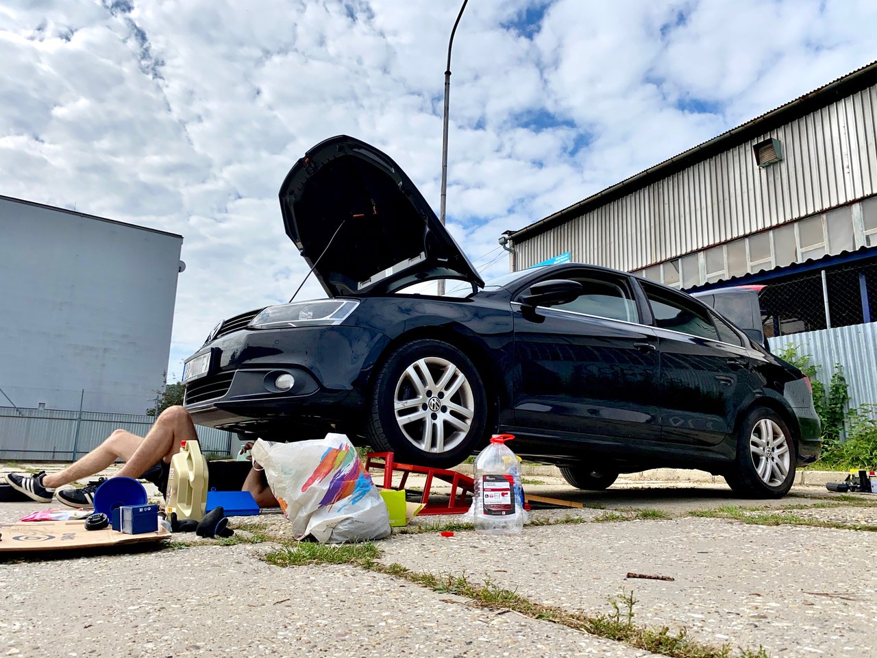 Výmena oleja na parkovisku. Som rád, že som pod autom prežil a ušetril som zase nejaké €€€. Dám si pivo :D .