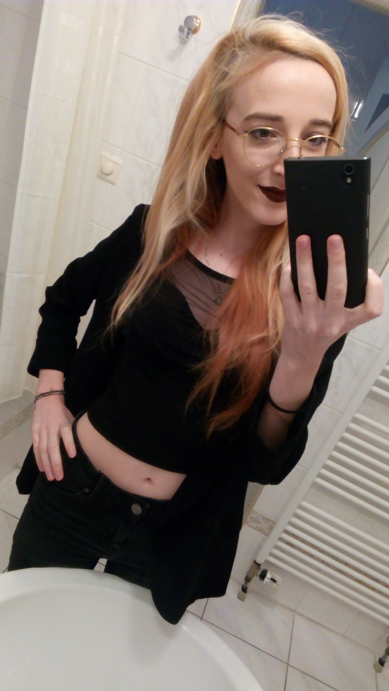 Môj teoreticky nadriadený ma začal sledovať na insta, kam budem teraz dávať selfiecka zo záchodu v práci? :DDDD