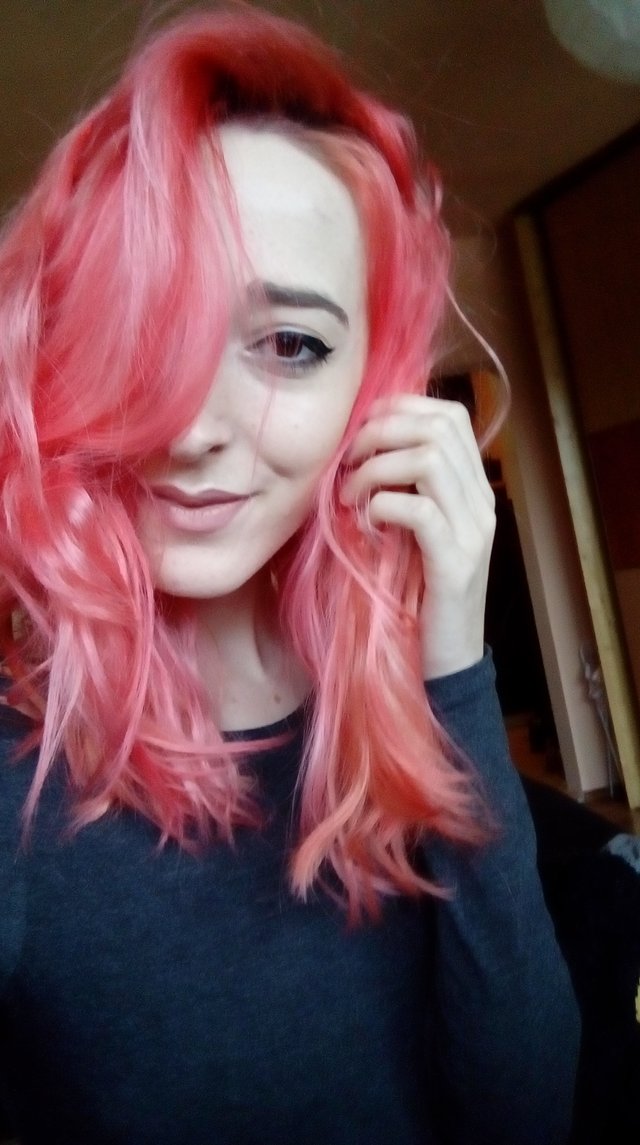 Pozerám si fotky v starom mobile a mám zasa chuť byť ruzovovlase :D pomoc.