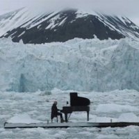 Ludovico Einaudi hraje na ľadovej kryhe v Arktickom oceáne pre Greenpeace. :)