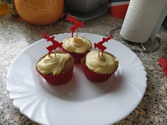 Moje prvé vianočné pečenie ;) orechové cupcaky s vaječným likérom #vianoce2020