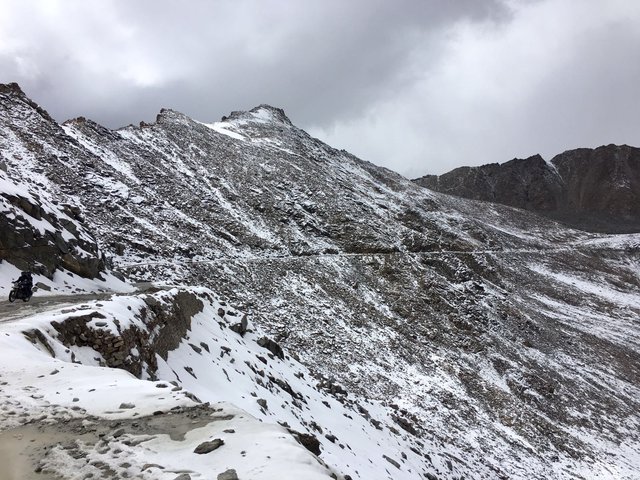 cesta do východnej oblasti sa zrazu zmenila na cestu do ruského filmu, ani dobrú bundu som si nezobral. 
(Niekde pri Chushul, Jammu India)