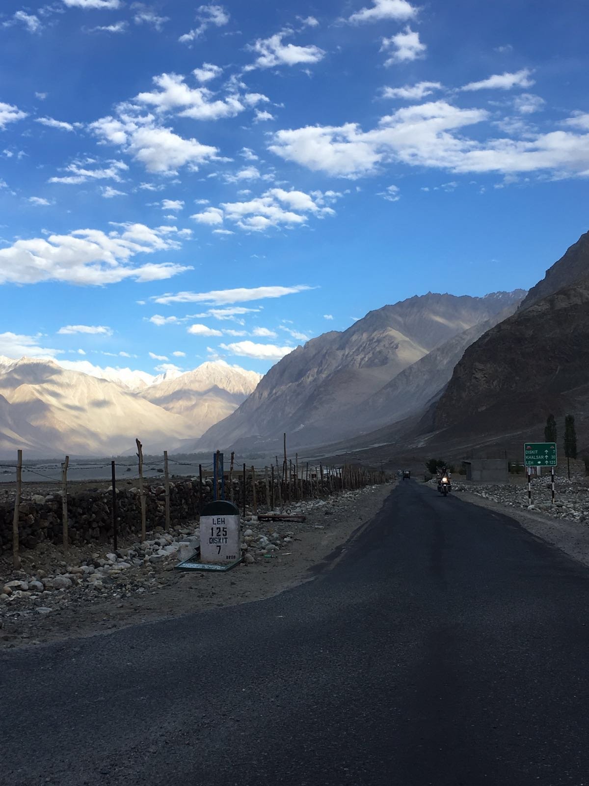 Kamarát zapózoval (kamarát je to svetielko v tme)
(Cesta do Lei niekoľko kilometrov za Rochtang passom, Jammu India)