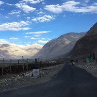 Kamarát zapózoval (kamarát je to svetielko v tme)
(Cesta do Lei niekoľko kilometrov za Rochtang passom, Jammu India)