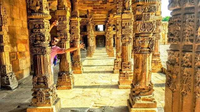 Kto povedal, že zlaté chrámy neexistujú ? 
(Qutub Minar, Díli) 