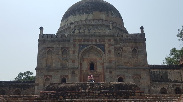 To je tak keď sedíte na hrobe staviteľa hrobky
(Lodi Gardens, Dilí India) 