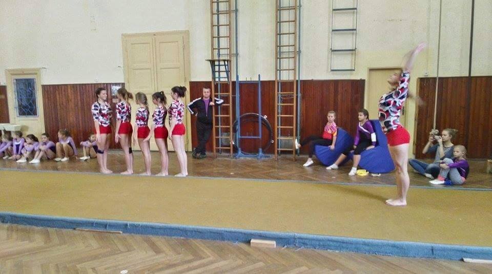A tak už 4násobné Majsterky Slovenska v TeamGyme (doskok po salte vzad :D)