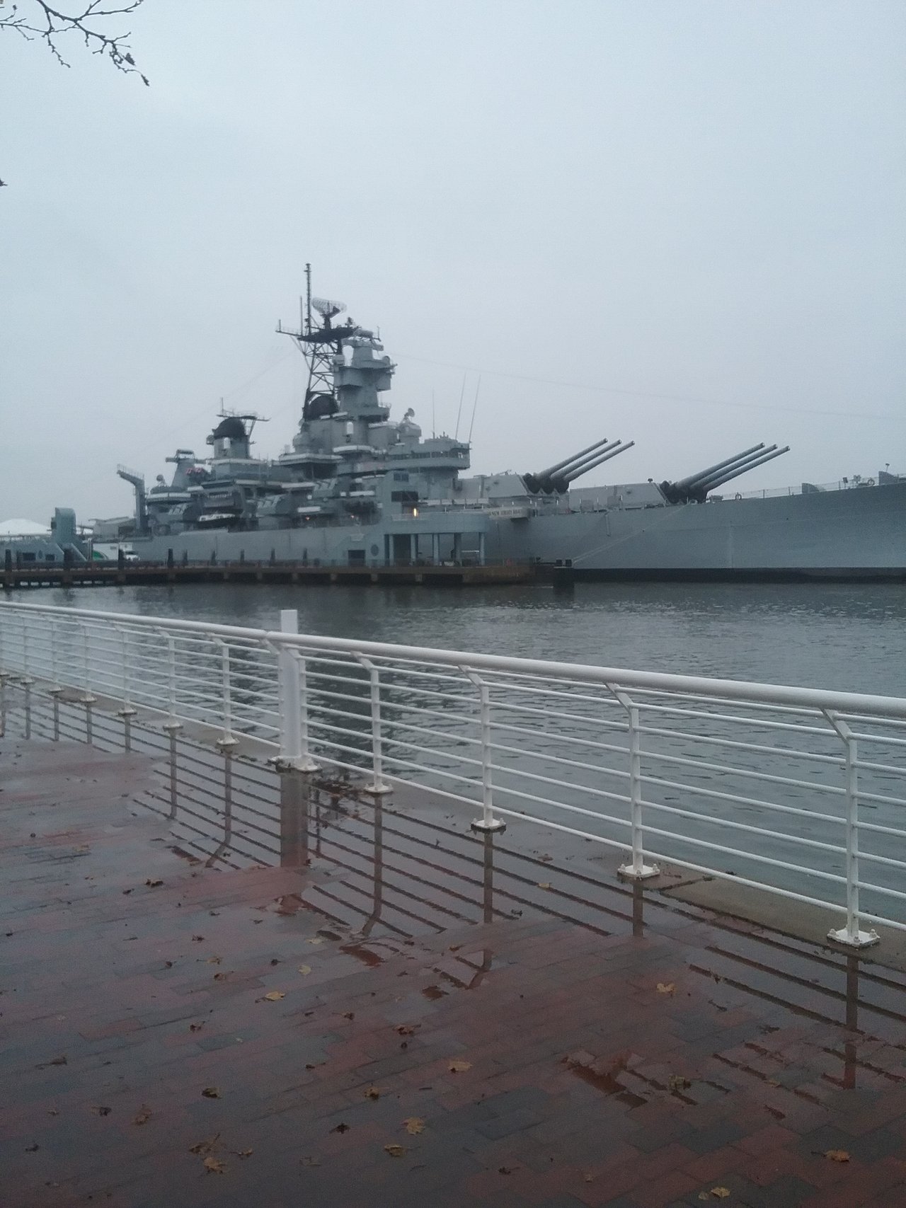 USS New Jersey. Hodinu a pol trvalo kym som to presol. Ale nechal som tam rozmocene ceske servitky z Brna. Takto sa cestuje z Brna na americku bojovu lod v Camdene. 