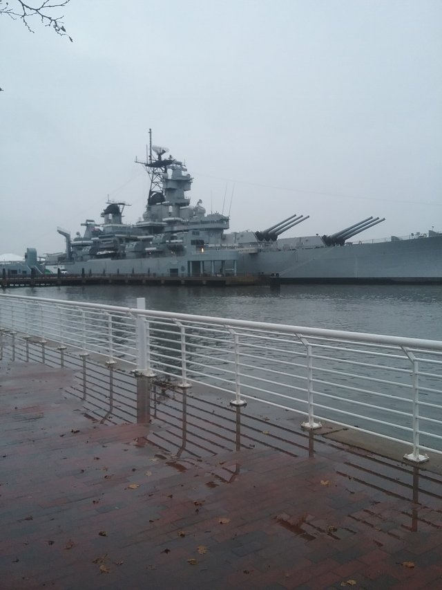 USS New Jersey. Hodinu a pol trvalo kym som to presol. Ale nechal som tam rozmocene ceske servitky z Brna. Takto sa cestuje z Brna na americku bojovu lod v Camdene. 