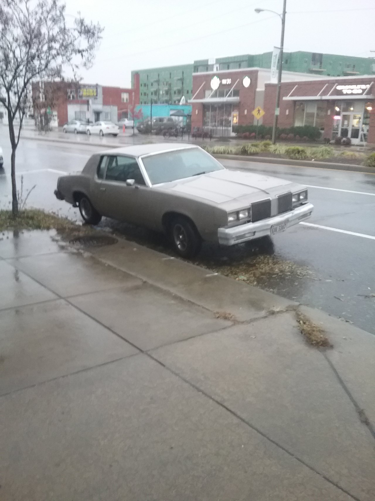 Oldsmobile supreme, v dazdi ide do mesta pre patsto korun