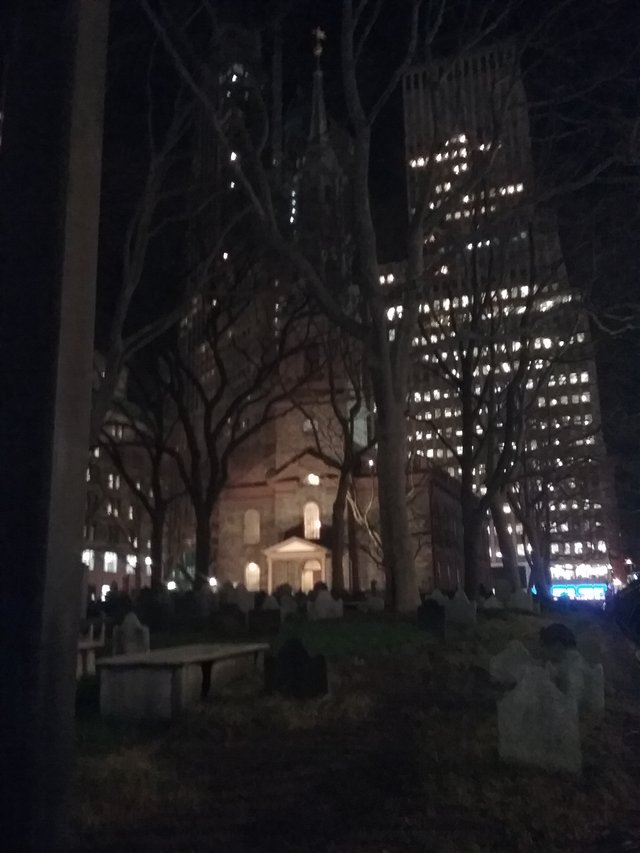 Inak soundtrack ze sam doma prinasa do newyorskych vanocnych ulic tu pravu atmosferu. 