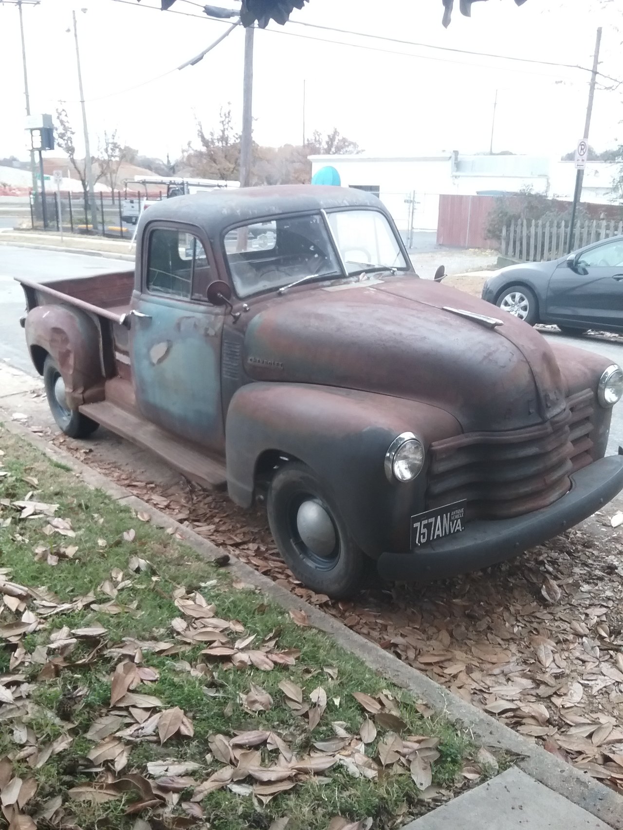 70 rocny dochodca zhrdzaveny Chevrolet