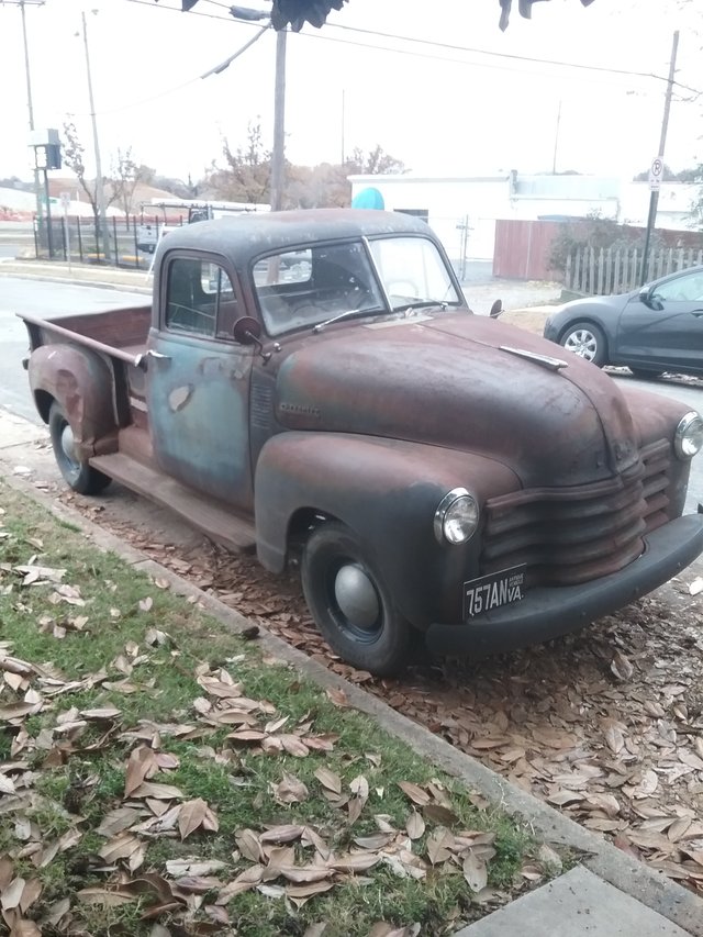 70 rocny dochodca zhrdzaveny Chevrolet