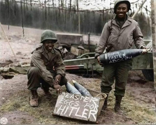 Malovanie velkonocnych vajicek v Nemecku (1945 colorised) 