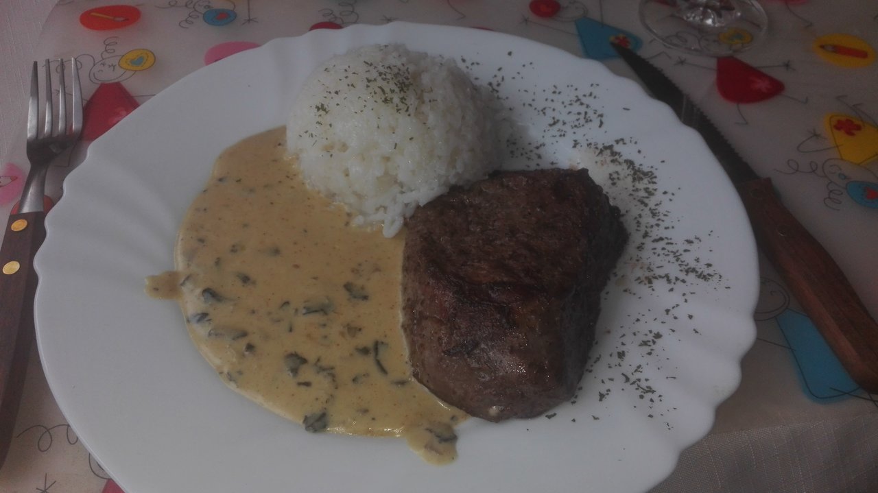 Je skvelé mať brata kuchára...Hovädzí steak s hríbovou omáčkou a ryžou...a potom dve fľaše šampanského 