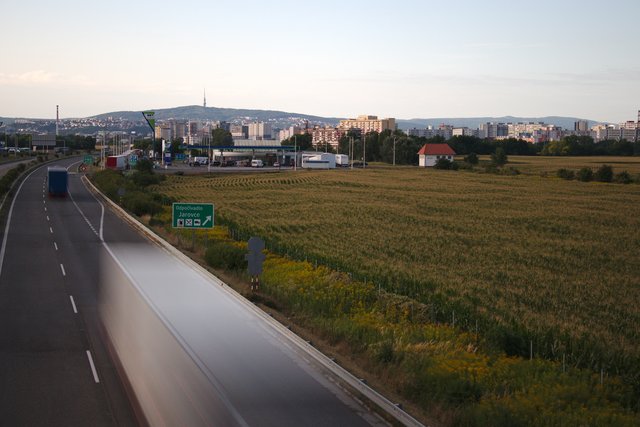 do hlavného mesta