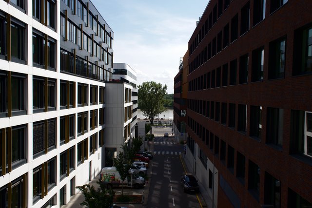 dilema: samo o sebe to je pekné, len či to nekontrastuje moc s hradom