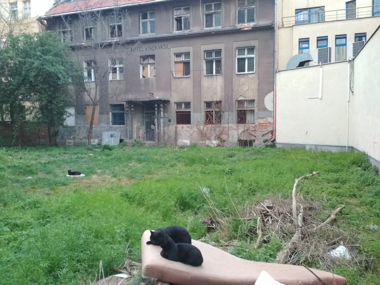 škoda tejto budovečky. Ale bývajú v nej čierne mačičky :)