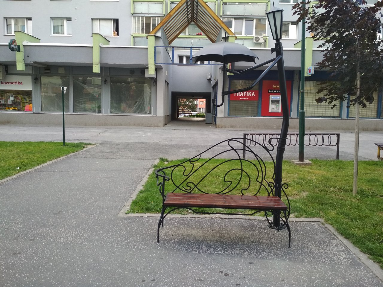 lavička s dáždnikom a svetielkom