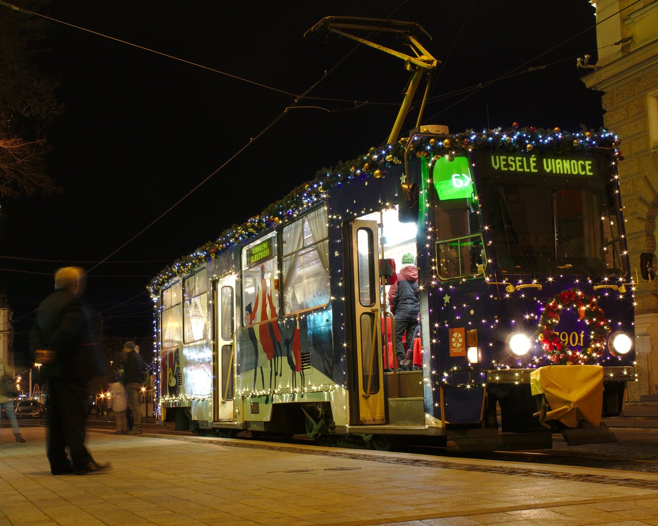 na Vianociach veľa vecí nemám rád... ale vianočná električka medzi ne nepatrí. Vianočná električka je fajn :D