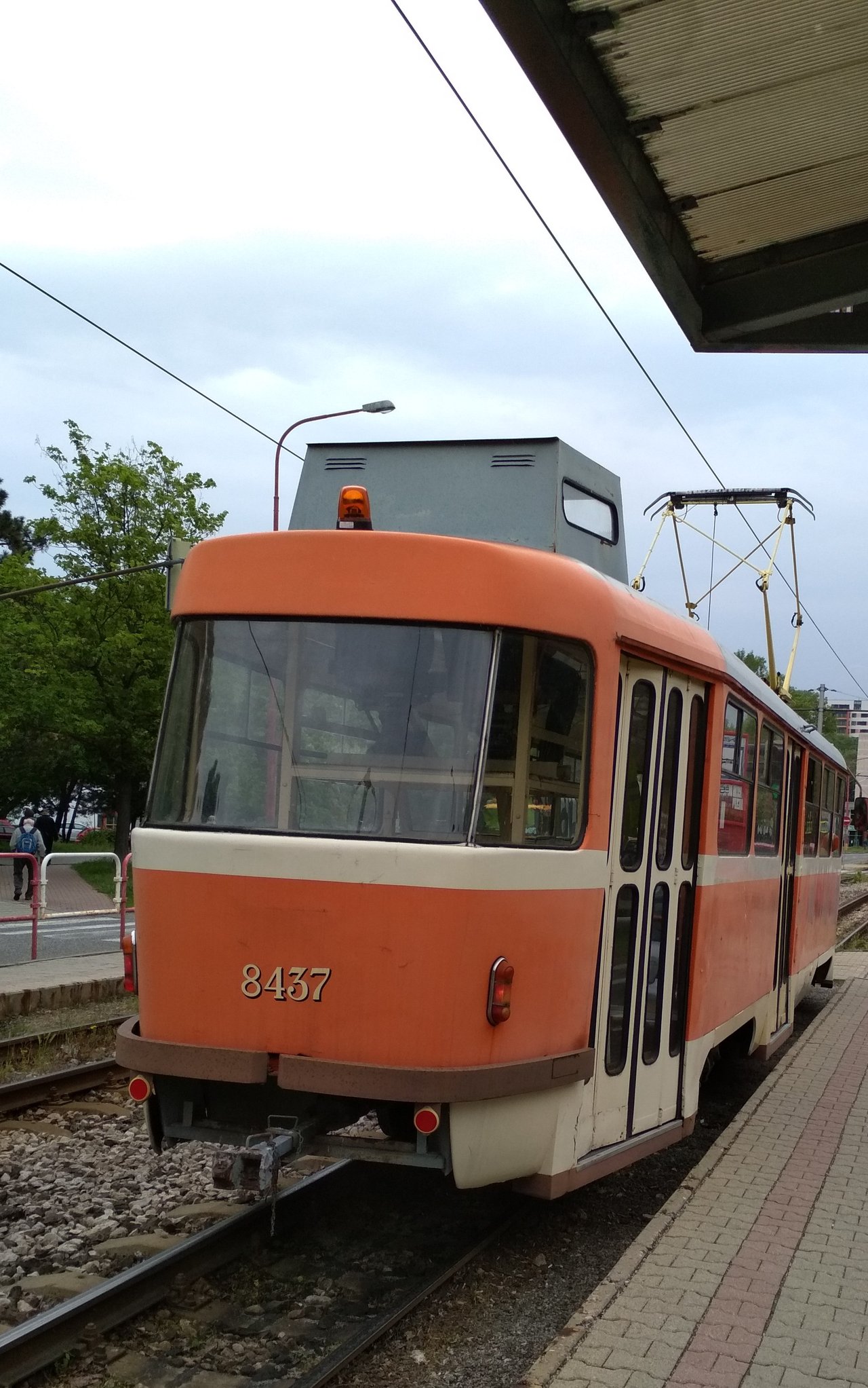 špeci električka s kukaňou ... vnútri sú také schodíky a hore stoličky, na ktorých keď človek sedí, tak má hlavu v tej kukani .. asi sa to používa pri opravách tratí alebo čo