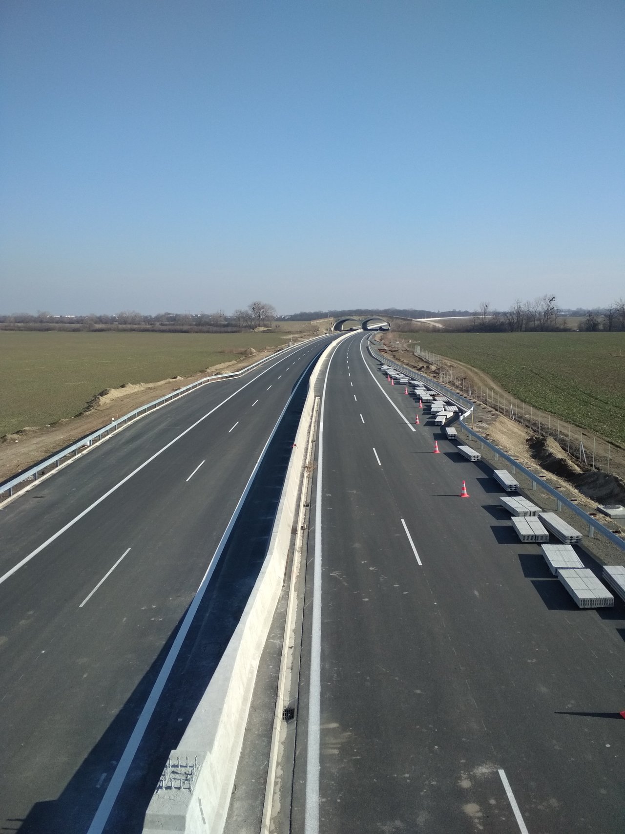 rýchlostná cesta R7... vyzerá, že sa už len finišuje