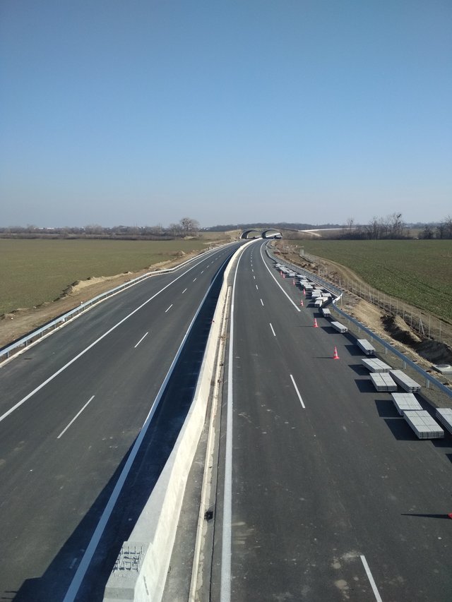 rýchlostná cesta R7... vyzerá, že sa už len finišuje