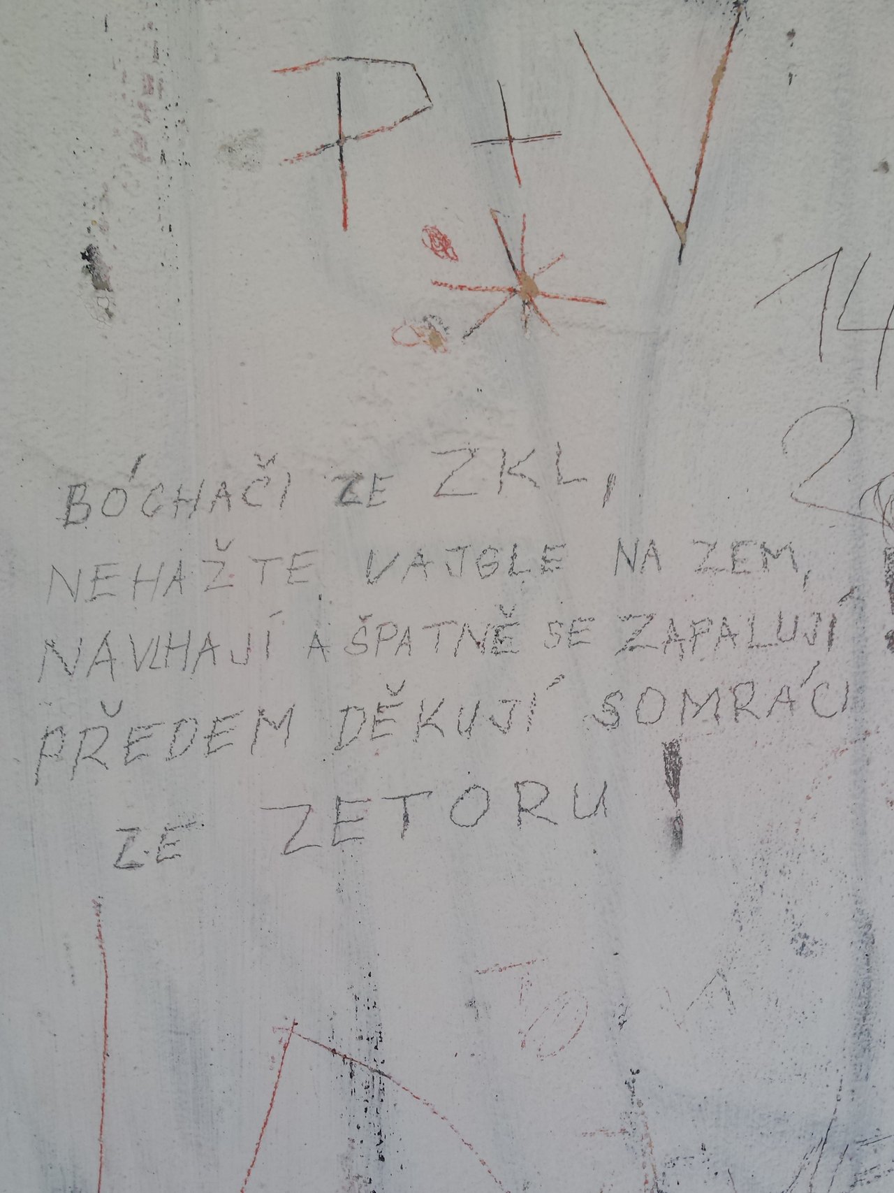 skvosty ľudovej bizarnosti na stránskej skale.