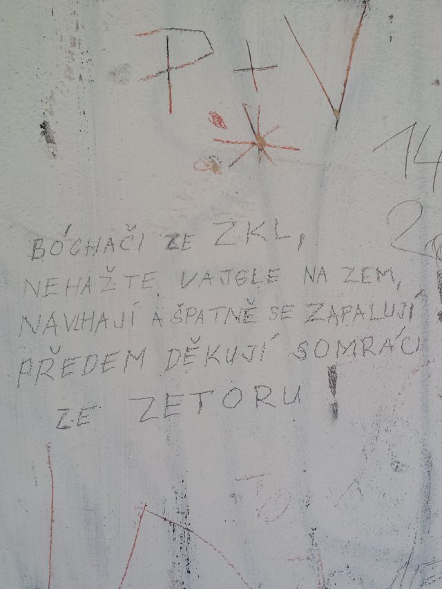 skvosty ľudovej bizarnosti na stránskej skale.