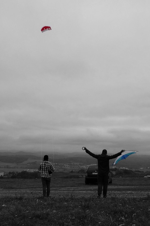 Dnes sme sa boli šarkanyovať.. (naľavo som ja a nie nie som ďaleko :( ) 