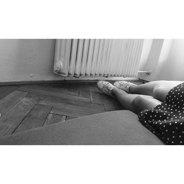 Býva vo mne plač. / V noci to vyskočí a hľadá / háčikmi niečo, čo sa dá milovať