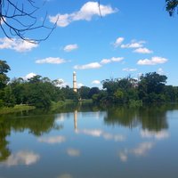 Výhľad na minaret a jazero pri Lednickom zámku