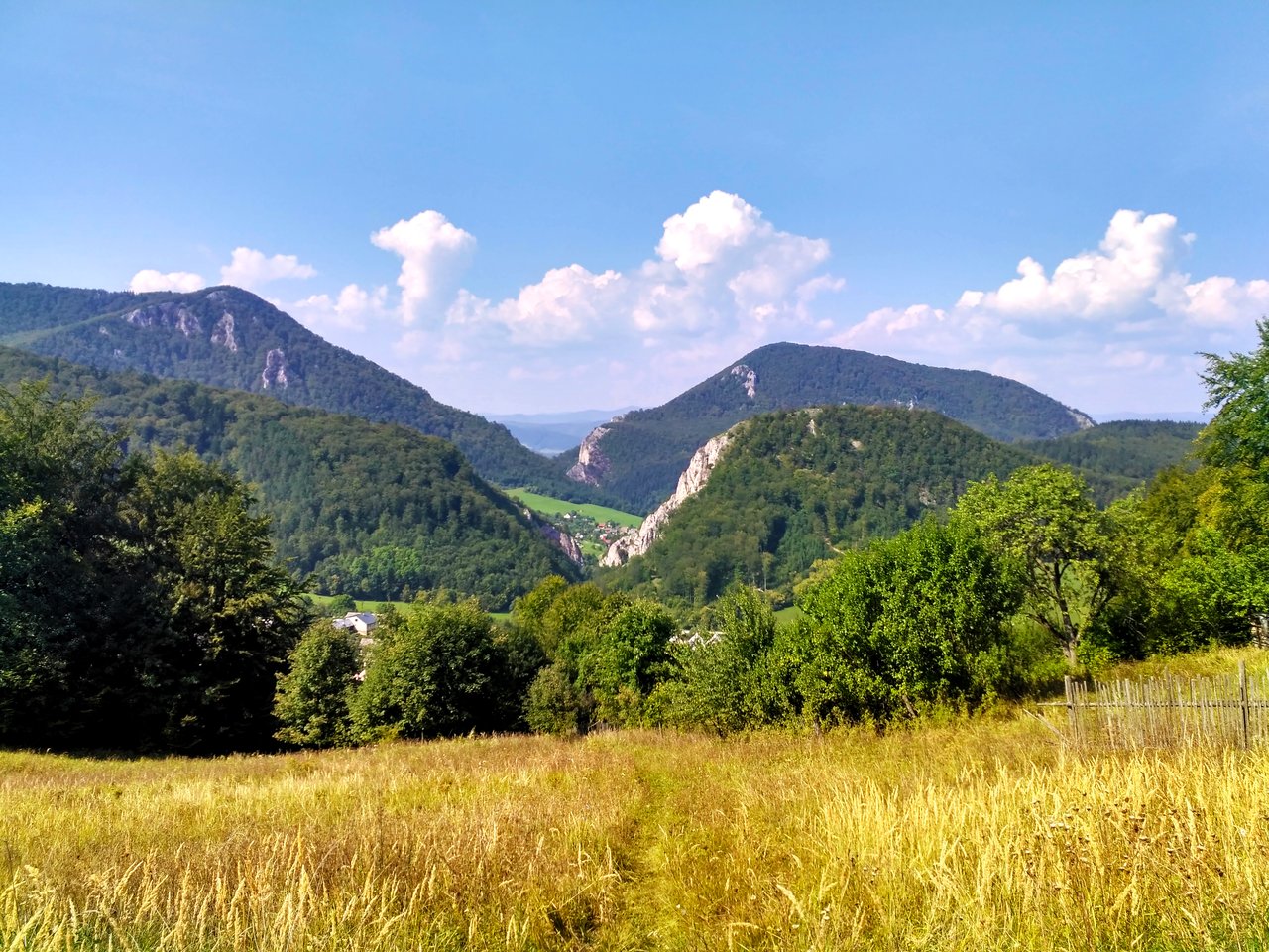 Výhľad na Kostoleckú a Manínsku tiesňavu