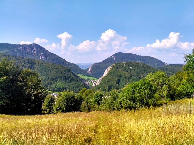 Výhľad na Kostoleckú a Manínsku tiesňavu