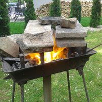 prerobeny otcov liatinovy stary gril - dole do tej privarenej rurky ide studeny vzduch zo silneho fenu