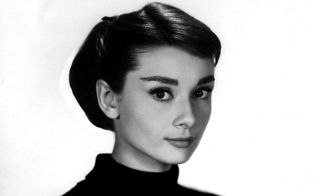 V tento deň roku 1929 sa narodila herečka a členka holandského odbojového hnutia Audrey Hepburn. Dcéra bohatých britských a holandských fašistov sa vzoprela orientácii svojich rodičov. Pôsobila ako kuriérka a vystupovala na ilegálnych koncertoch,